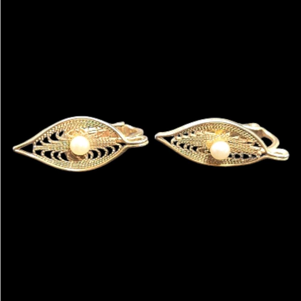 Sarah Coventry Vintage Revival Goldtone Filigree Leaf Faux Pearl Clip On Earring